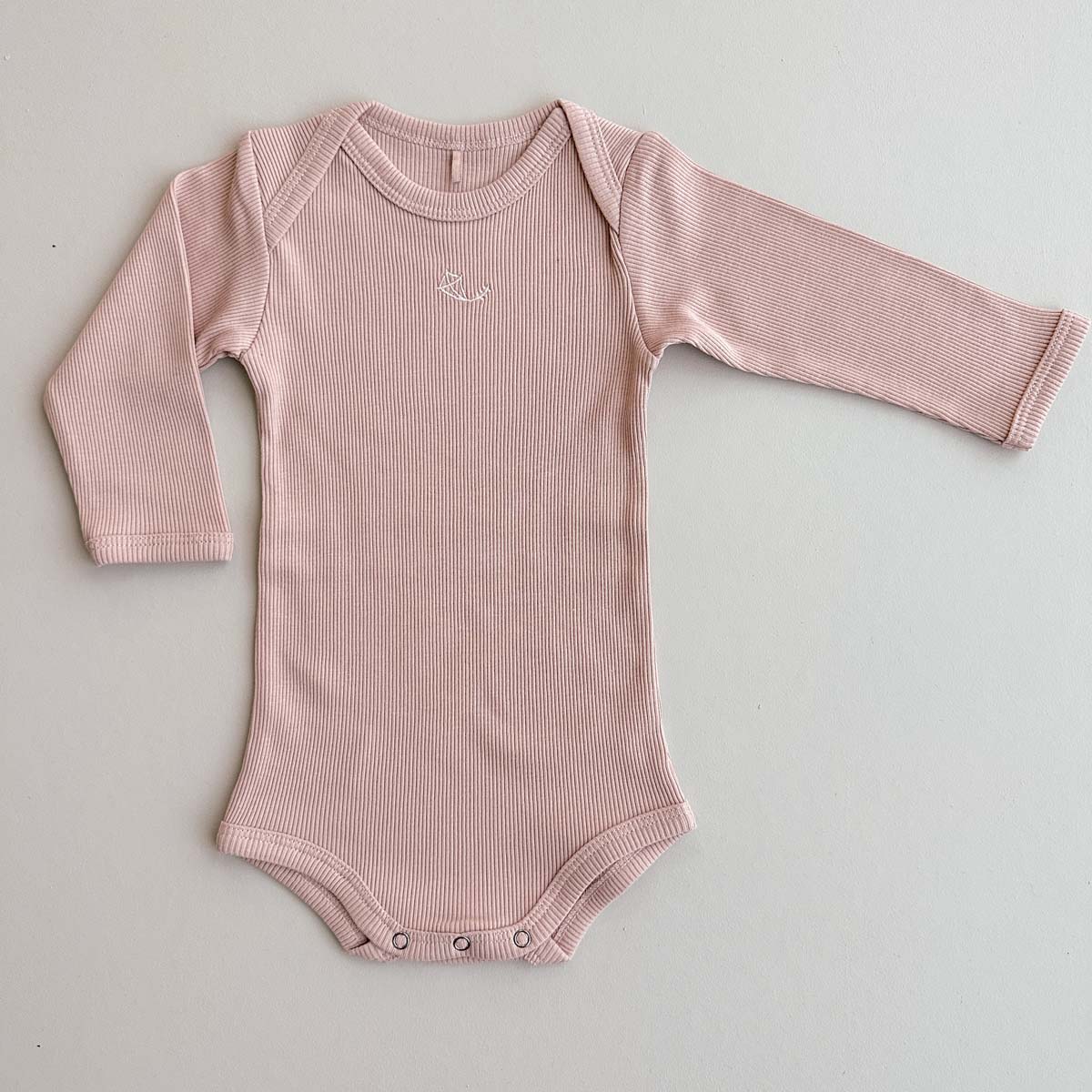 Gammelrosa body med kuverthals i 100% ribbad bomull