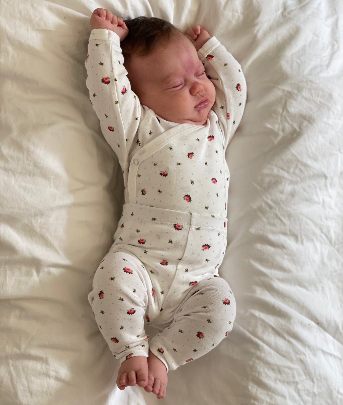 Baby i body och leggings i vårt Rose Meadow-print