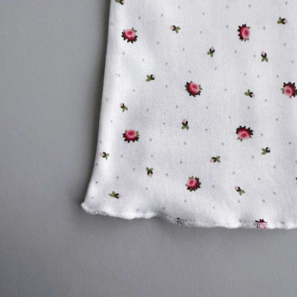 När bild på nederkanten av Aberdeen Nattlinne där man tydligt ser det blommiga printet