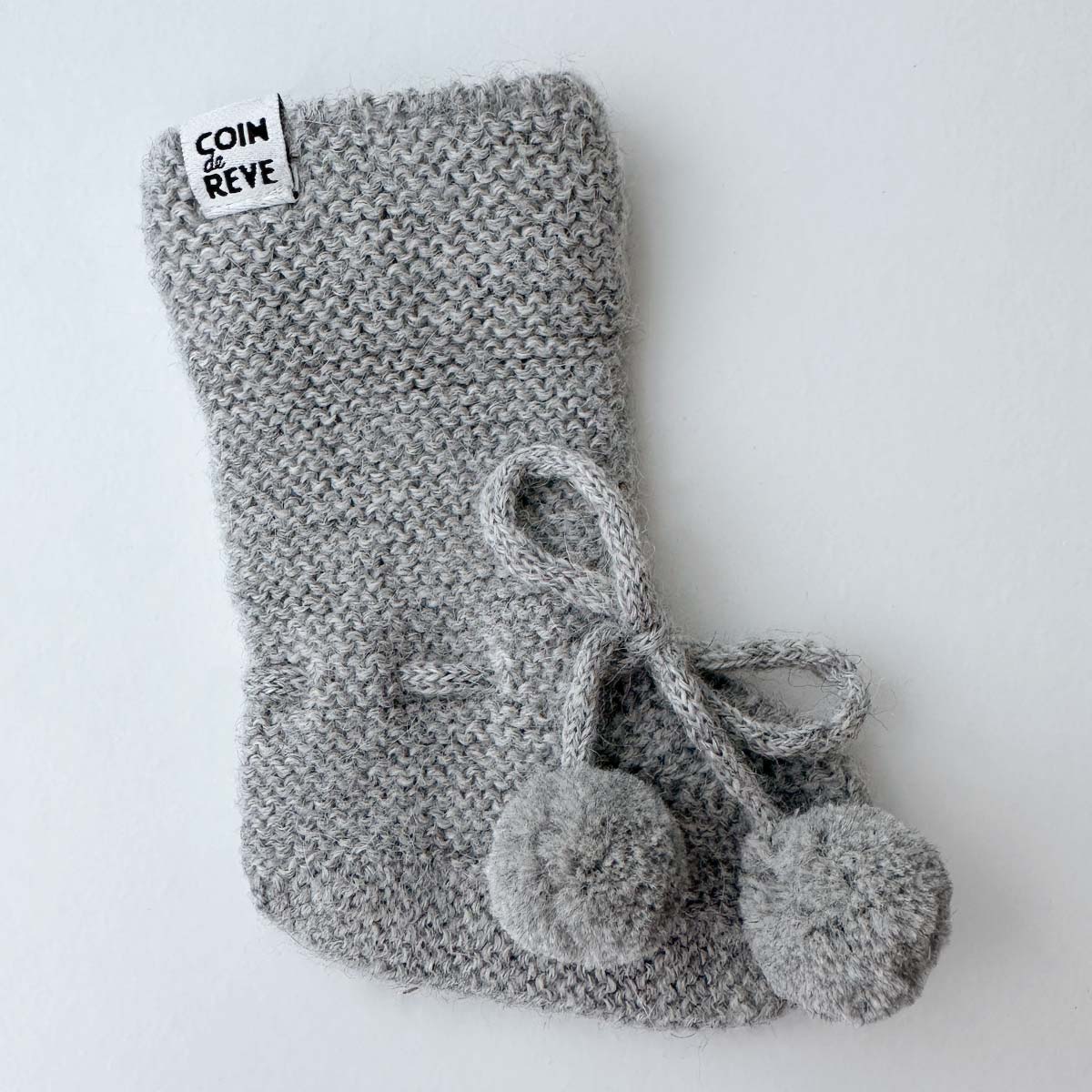 Uppvikt stickad strumpa för baby i grå alpacka-ull