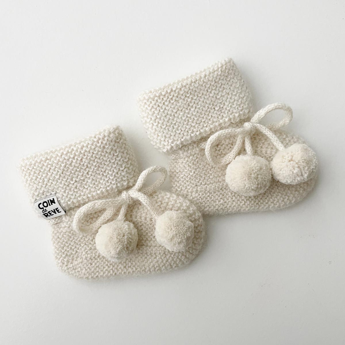 Stickade alpaca tossor för baby i krämvit färg