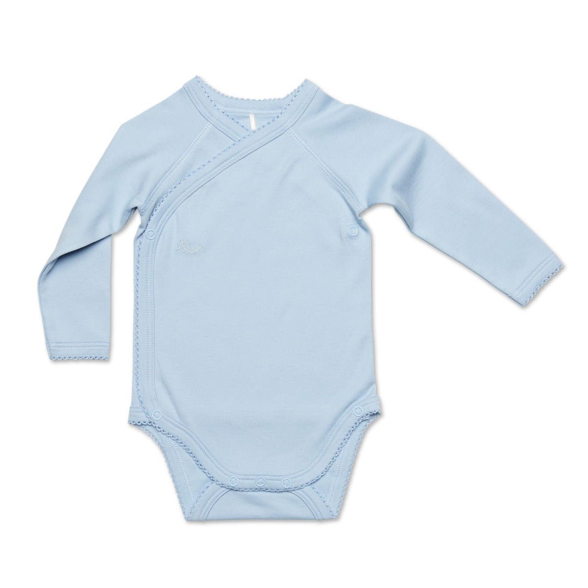 Ljusblå omlottbody med spetskant i ekologisk pimabomull designad för att underlätta av- och påklädning