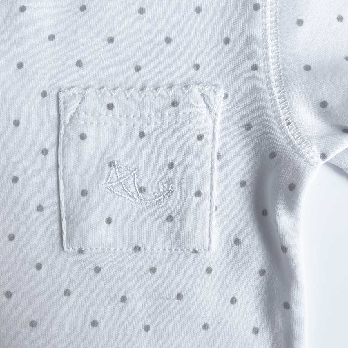 När bild på brodyr och ficka på kort pyjamas för flicka