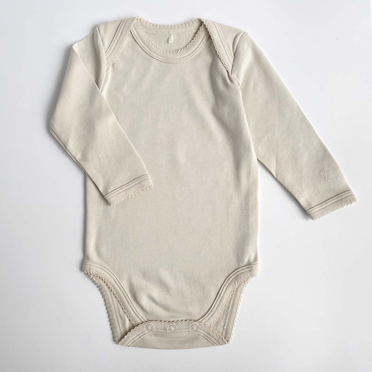 Greige body för baby med spetskant och kuverthals i ekologisk pimabomull