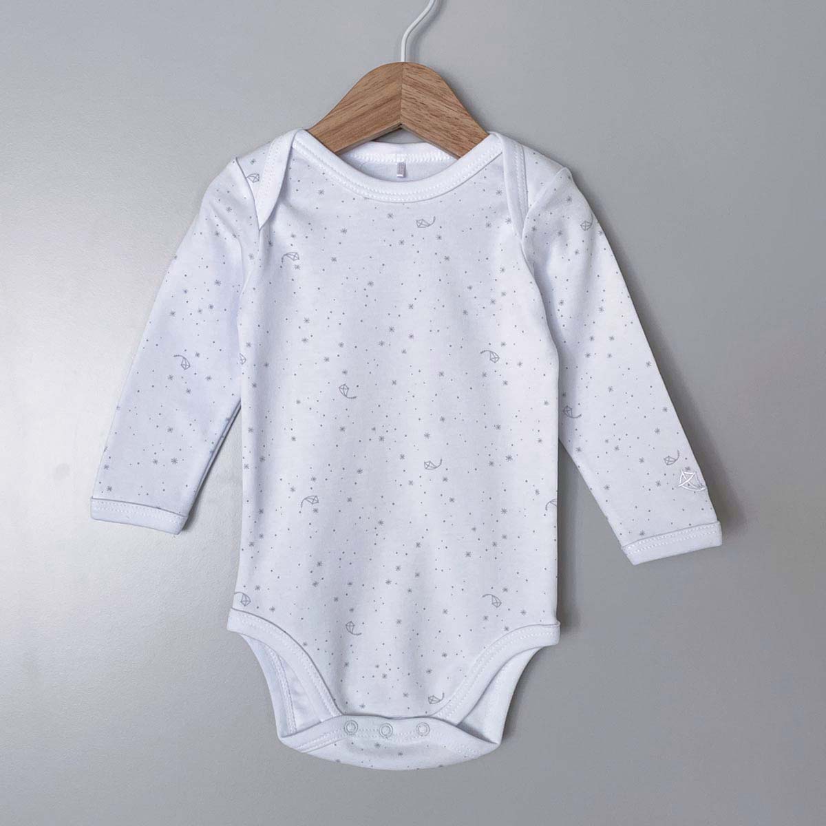 Vit body för baby i ekologisk bomull med grått print