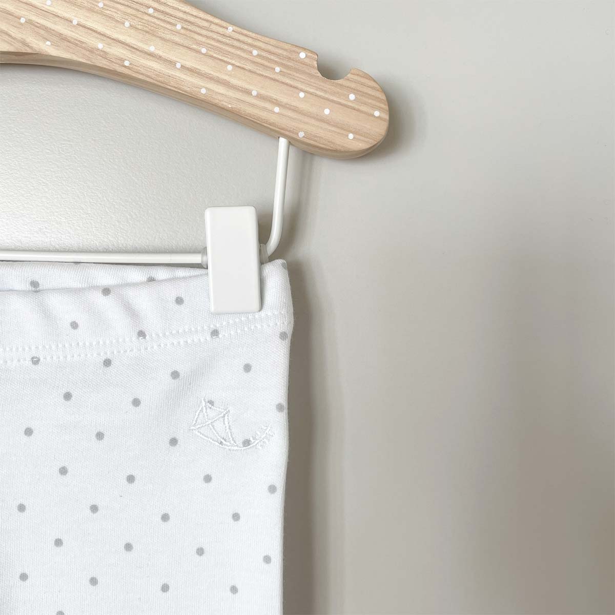Detalj från vita leggings med grå prickar i ekologisk bomull av premiumkvalitet