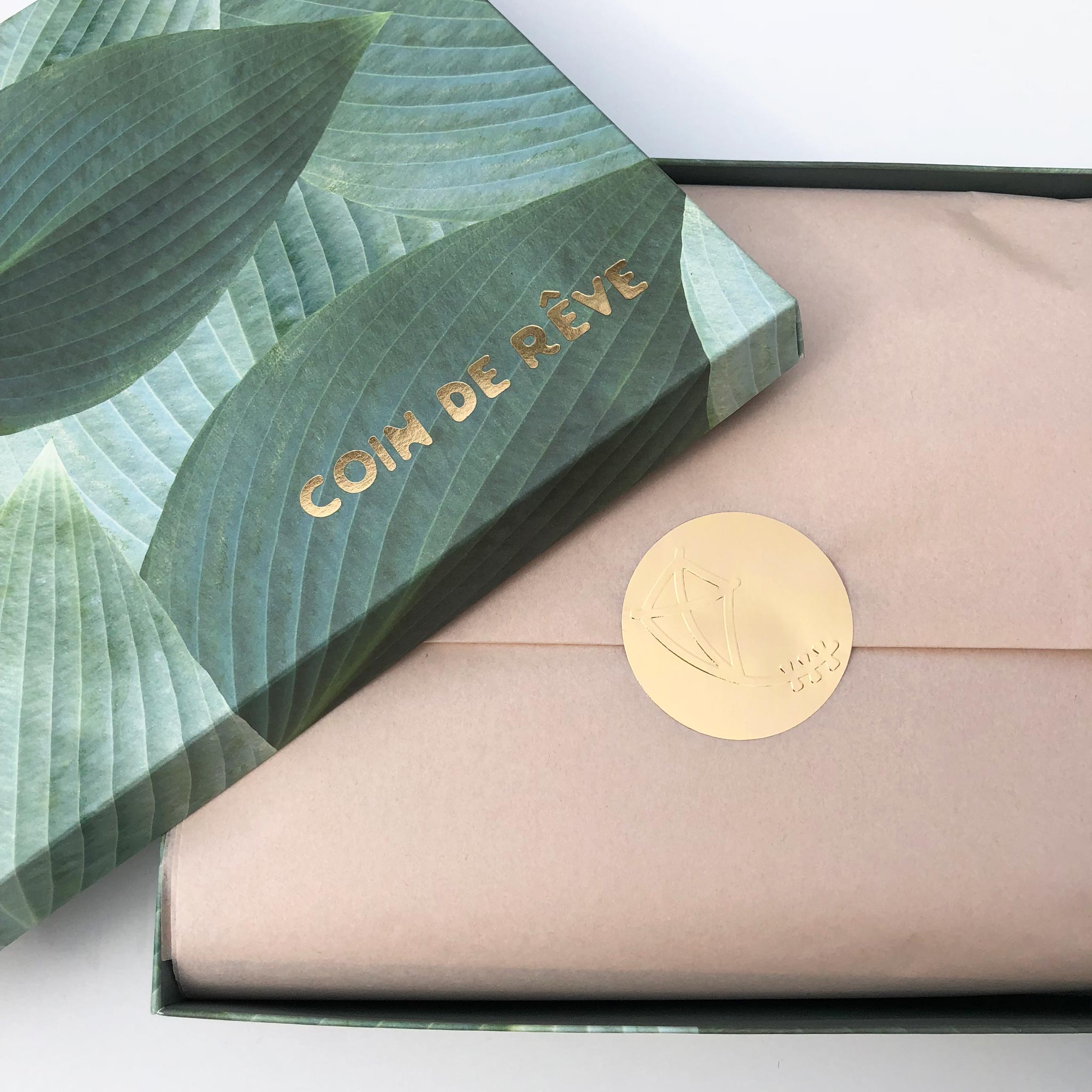 Presentlåda med silkespapper Powder och Coin de Rêve logo i guld