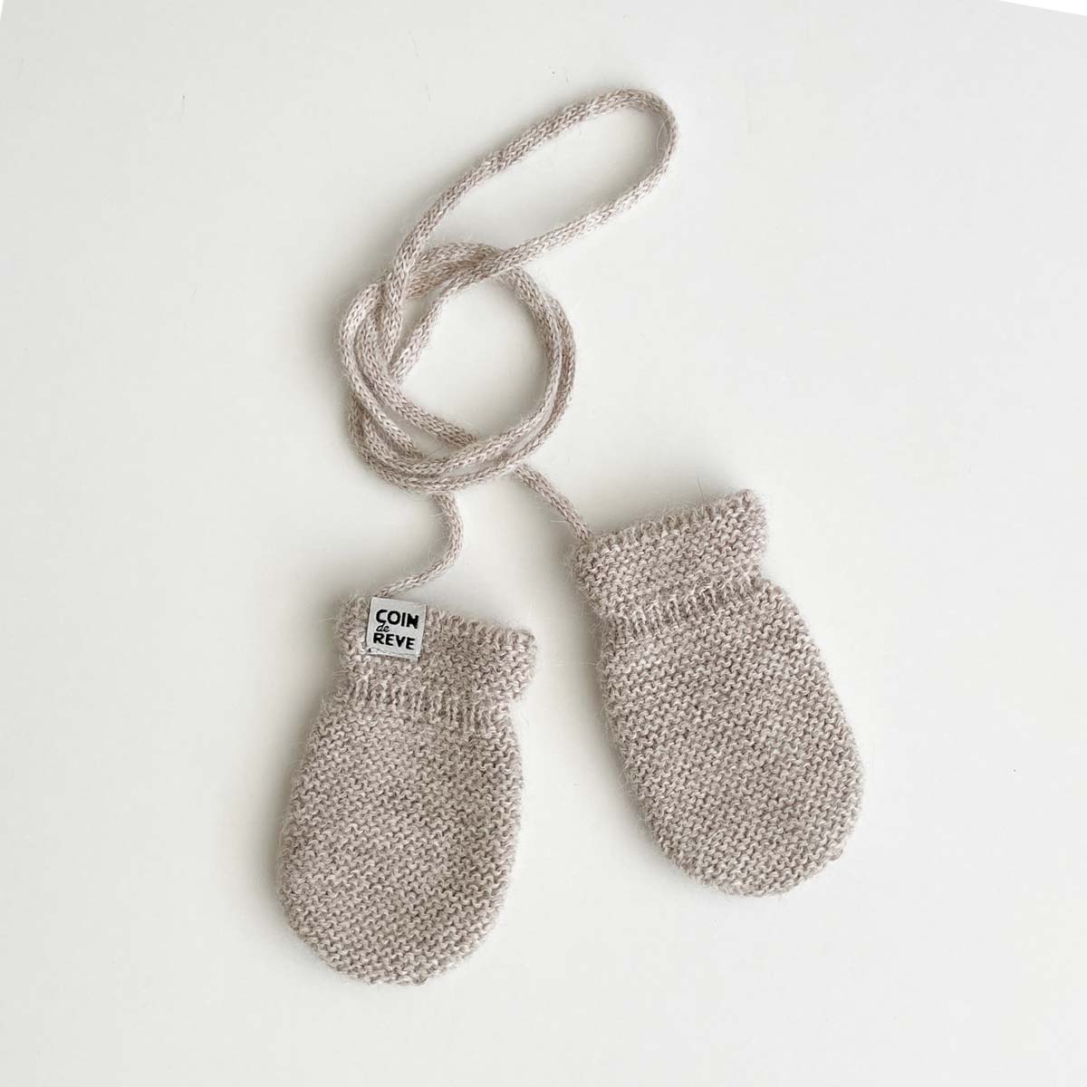 Stickade babyvantar utan tumme i beige premium baby alpaca 