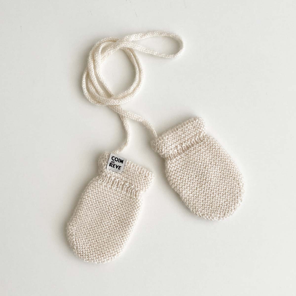 Stickade babyvantar utan tumme i krämvit premium baby alpaca