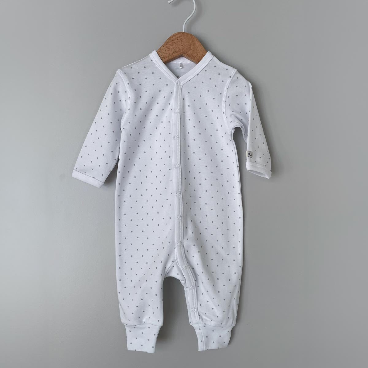 Vit jumpsuit med grå prickar i ekologisk bomull