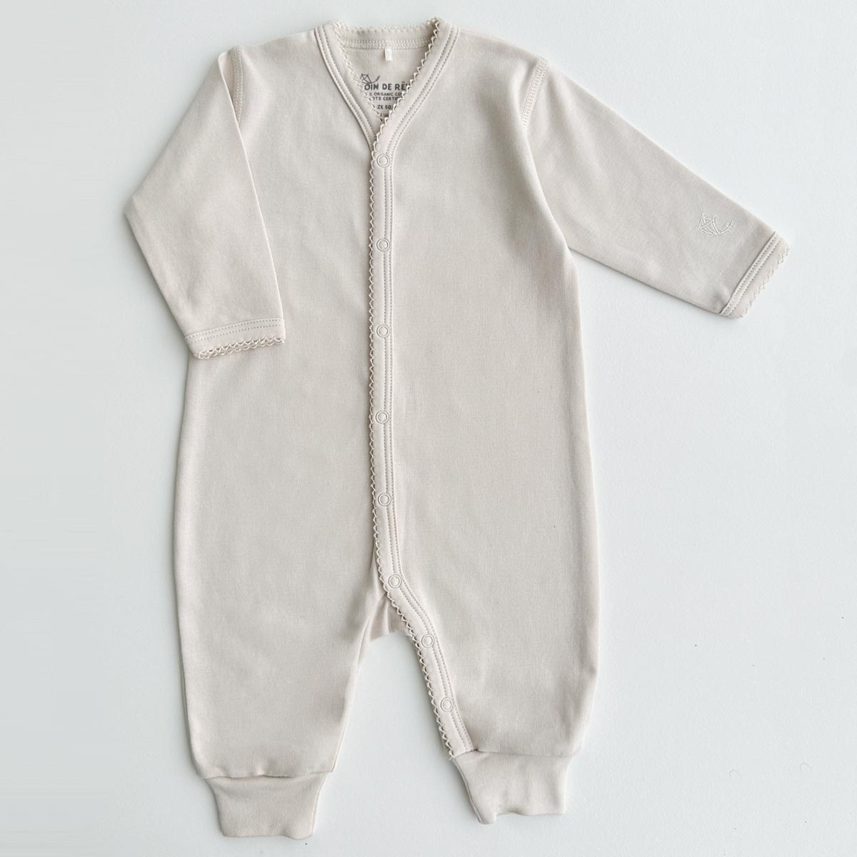 Beige jumpsuit för bebis, med spets i 100% ekologisk pimabomull