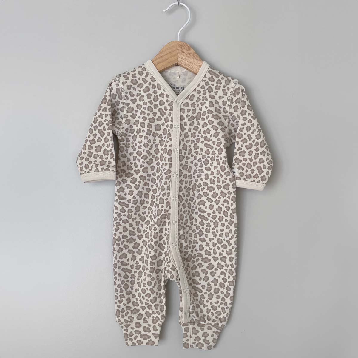 Leomönstrad jumpsuit för baby i ekologisk och GOTS-certifierad bomull