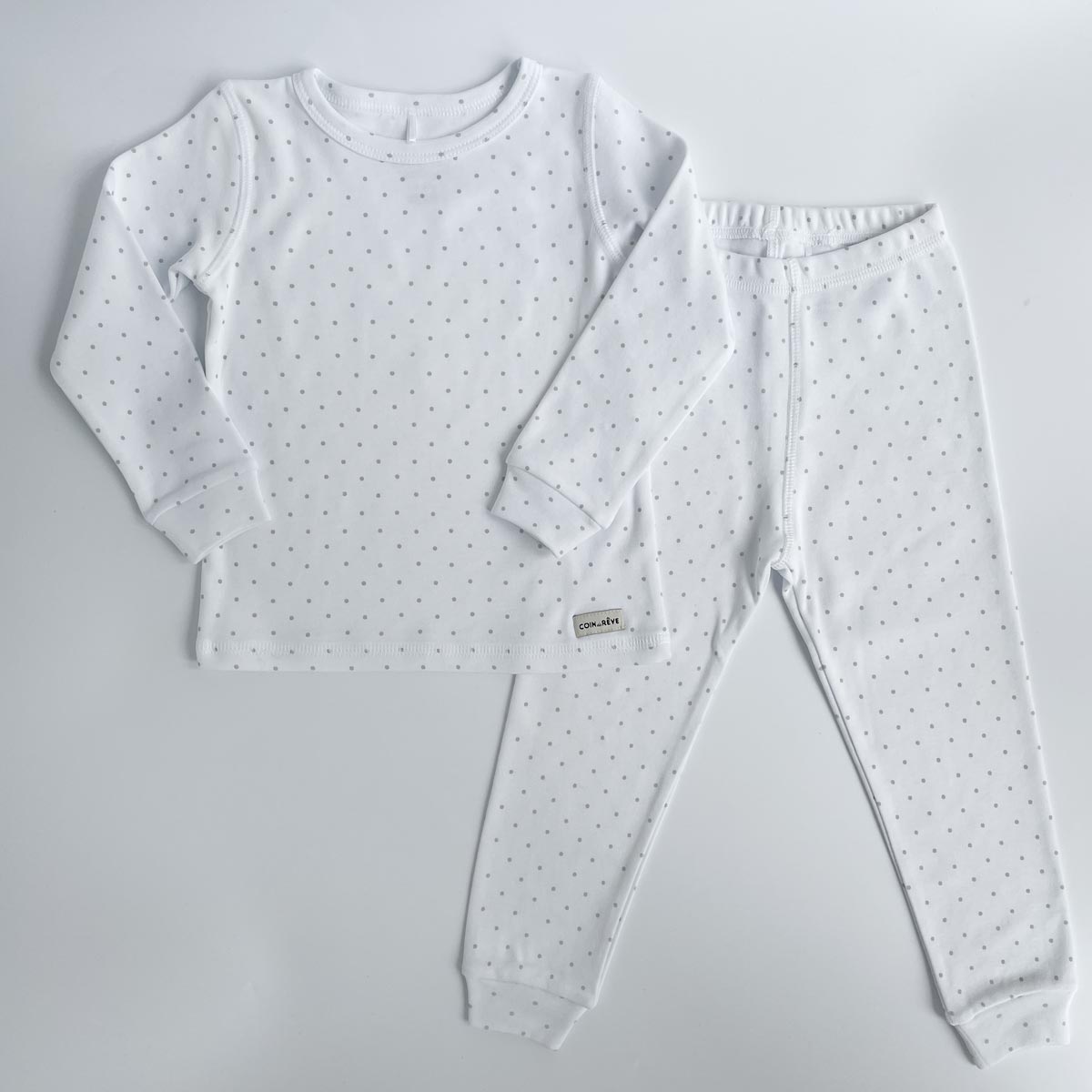 Vit tvådelad pyjamas med grå prickar i mjuk ekologisk bomull