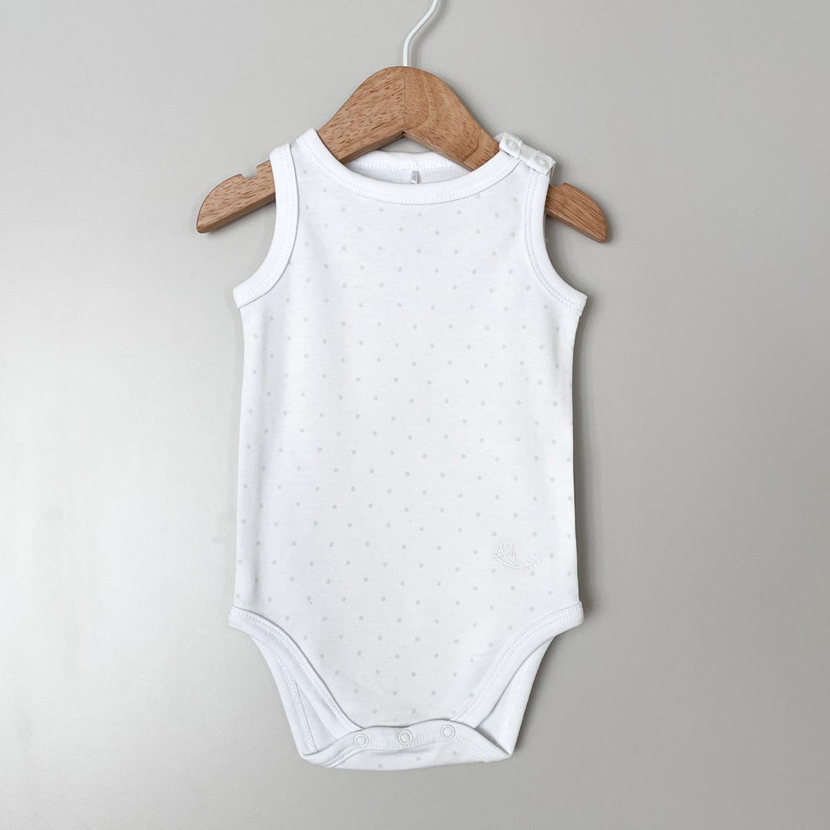 Ärmlös body i ekologisk bomull, vit med mintfärgade prickar