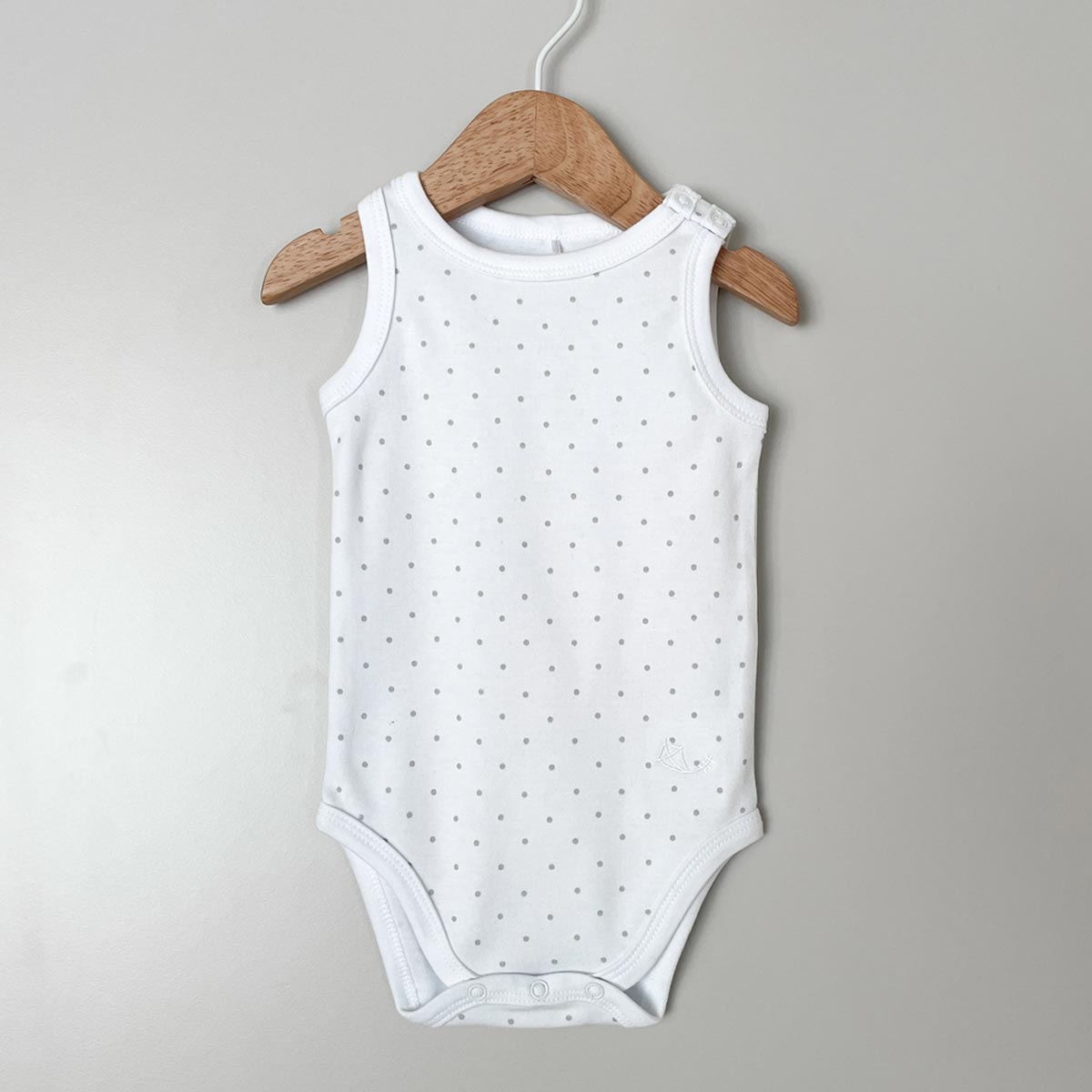 Ärmlös body i ekologisk bomull, vit med grå prickar