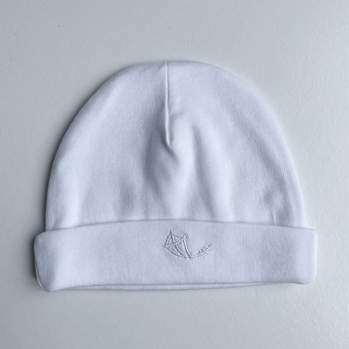 Vit babymössa i mjuk ekologisk pimabomull