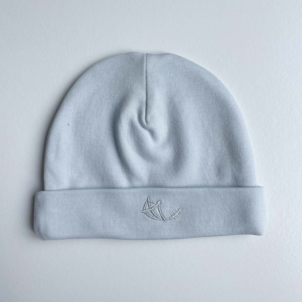 Ljust gråblå babymössa i mjuk ekologisk pimabomull