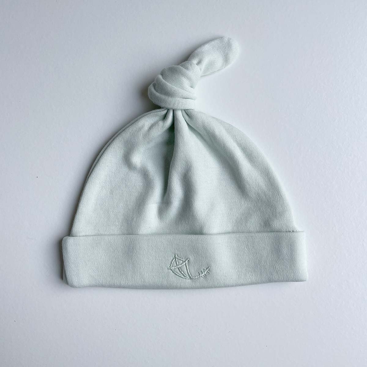 Mintfärgad babymössa med knut i mjuk ekologisk pimabomull