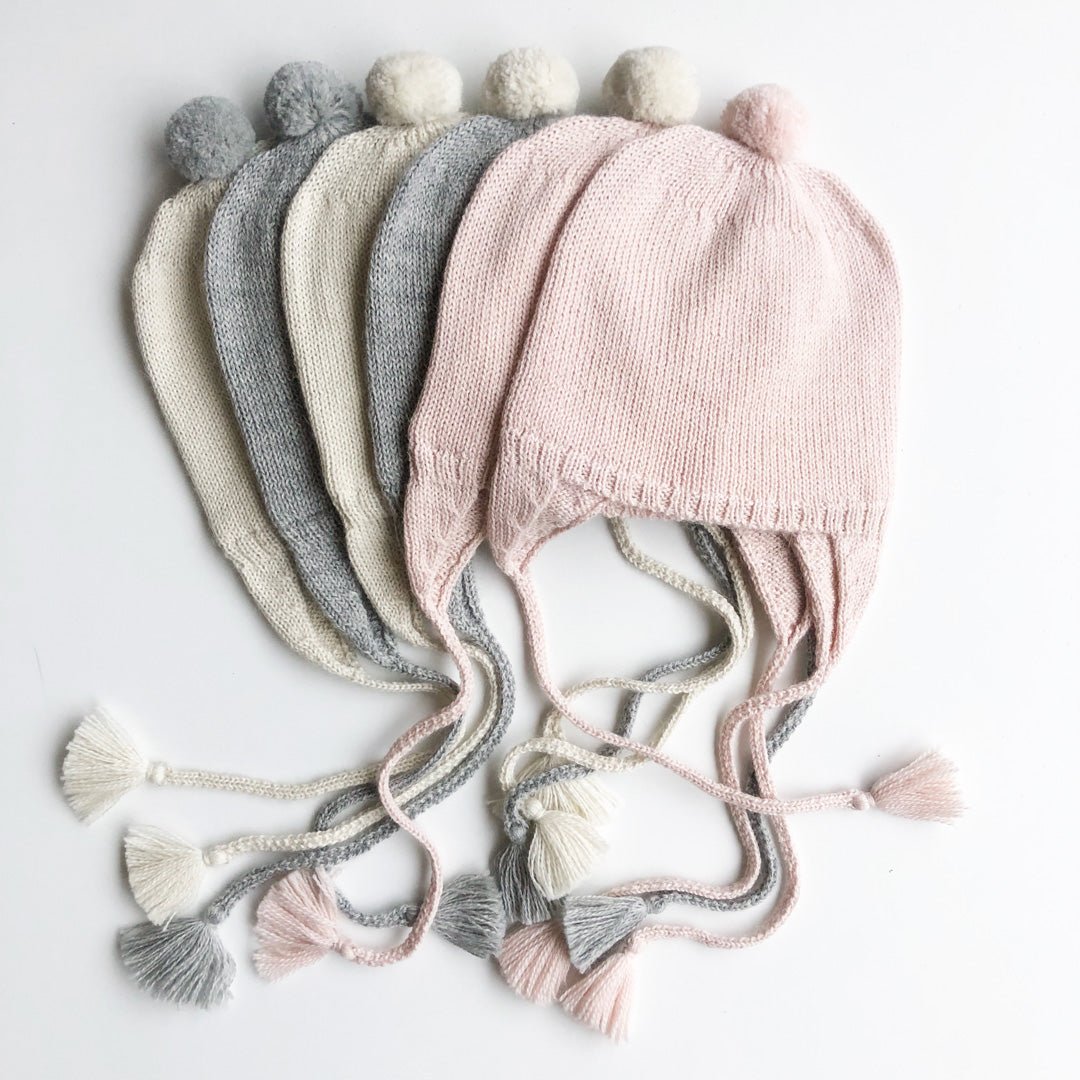 Varma stickade babymössor i vackra färger tillverkade av Baby Alpaca ull med foder av ekologisk pimabomull