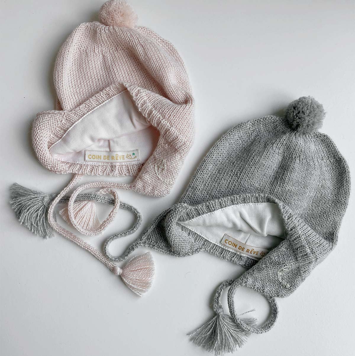 Stickade öronlappsmössor i 100% baby alpaca med foder i ekologisk pimabomull