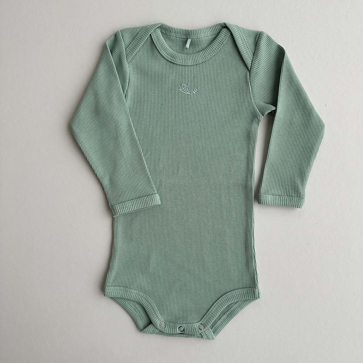 Grön body med kuverthals i 100% ribbad bomull