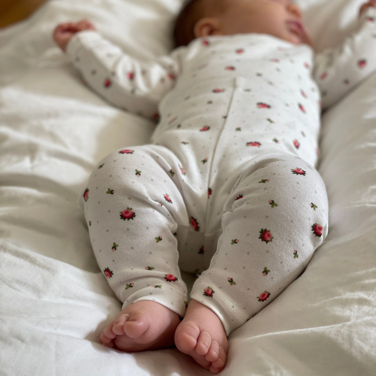 Baby iklädd Calgary Leggings i Rose Meadow-print