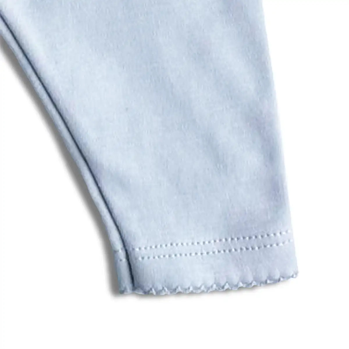 Detaljbild som visar spetsen längst ned på benet på ljusblå leggings i mjuk ekologisk pimabomull