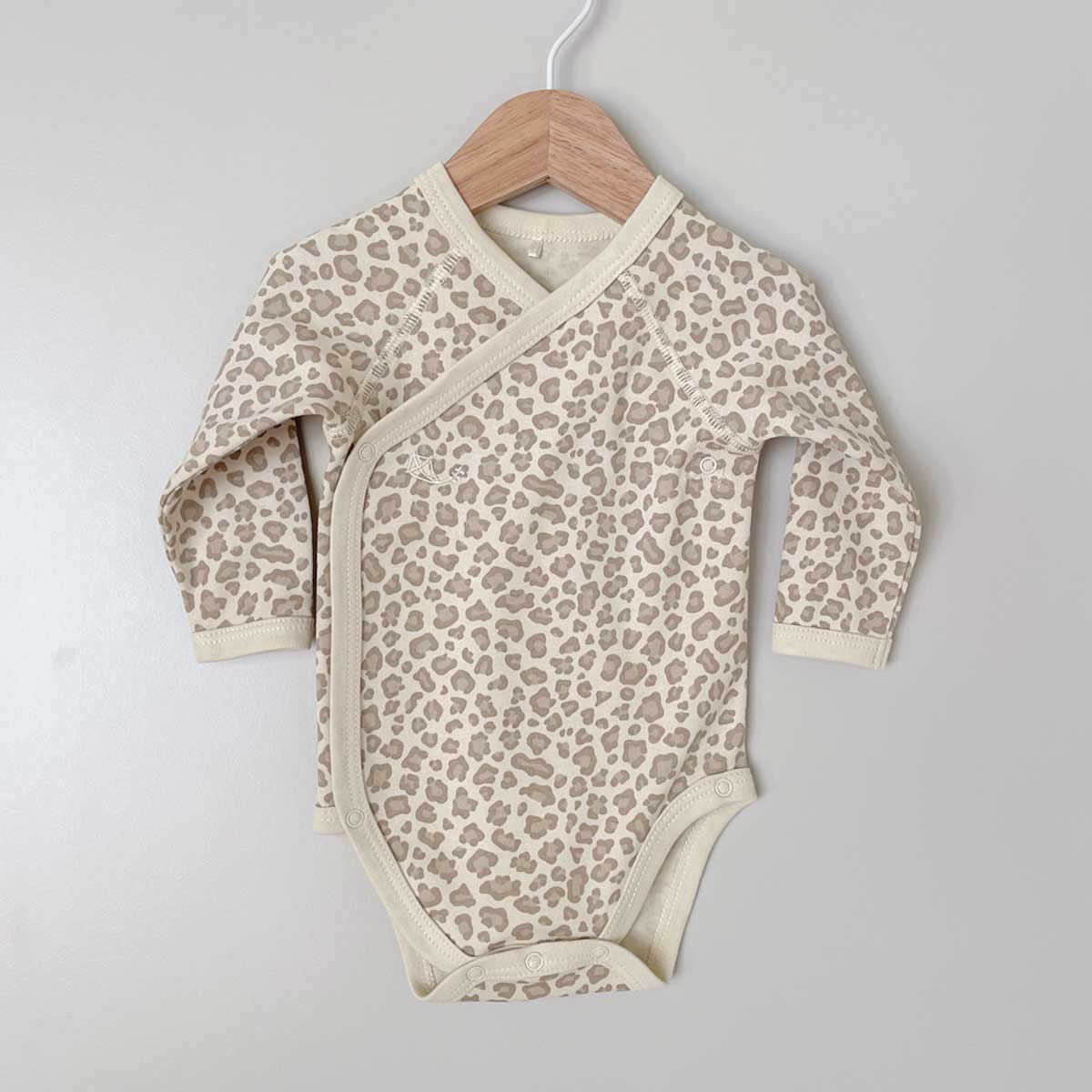 Omlottbody för baby i ekologisk bomull med leopardprint