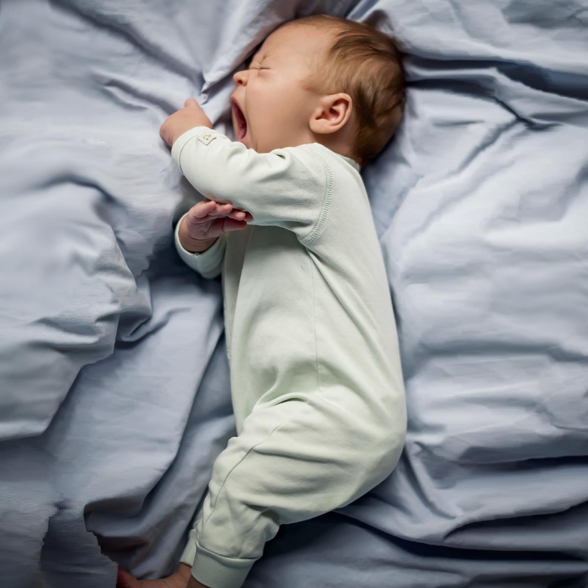 Mintfärgad jumpsuit utan spetskant för baby i mjuk GOTS-certifierad pimabomull