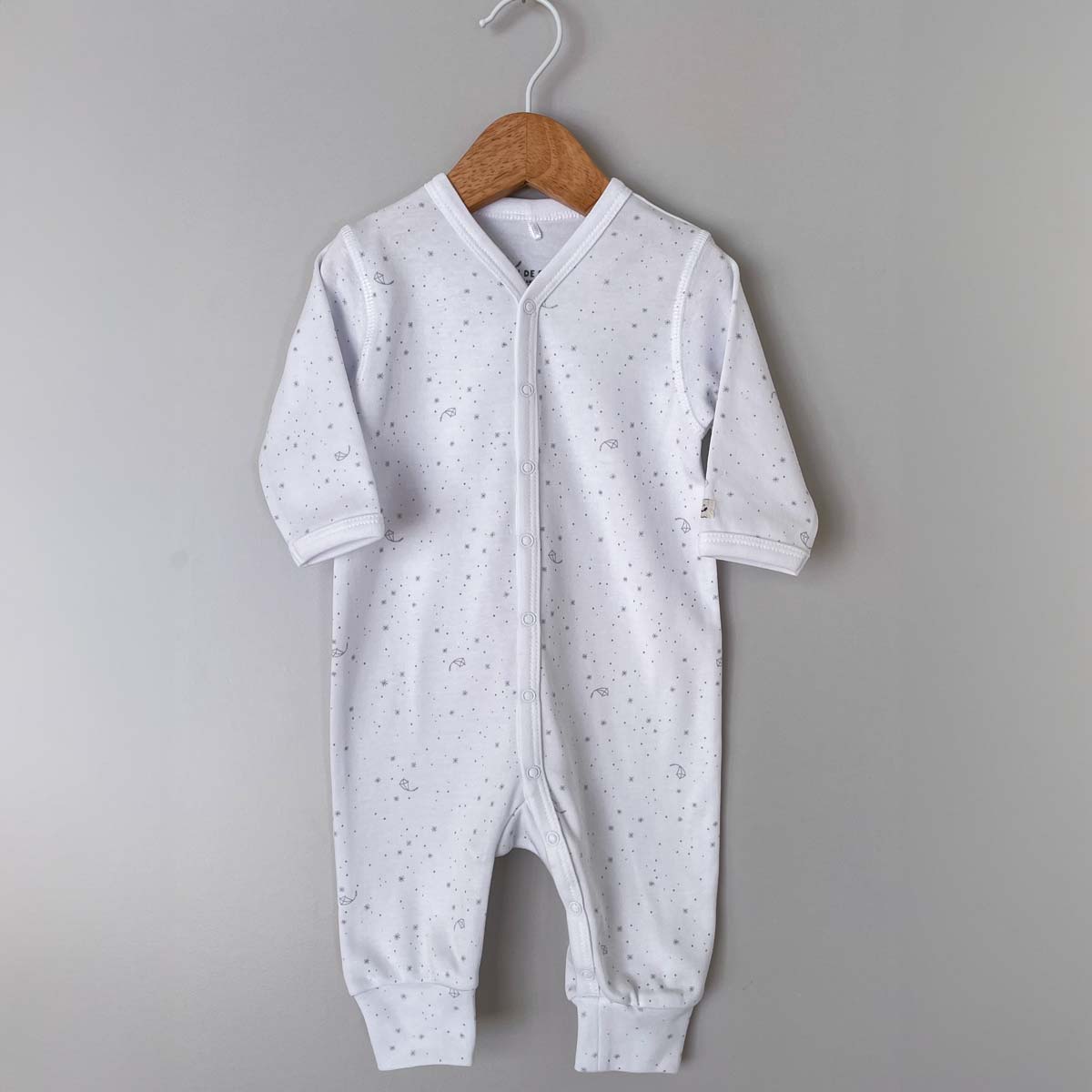 Vit jumpsuit för baby med grått print i ekologisk och GOTS-certifierad bomull