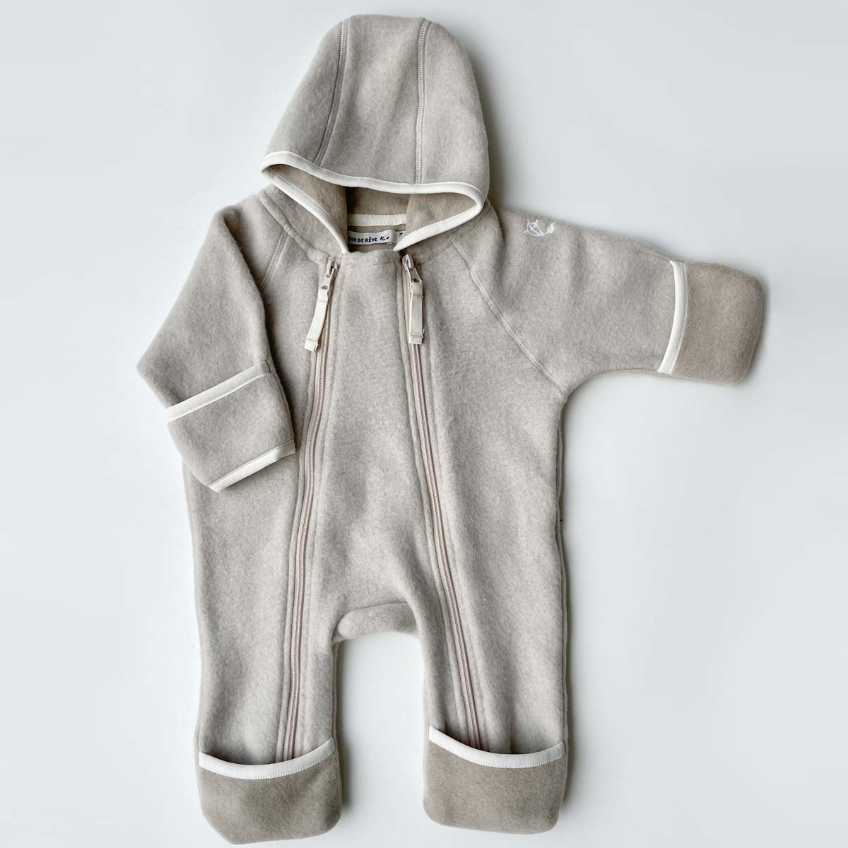 Sandfärgad mjuk overall i ullfleece för baby
