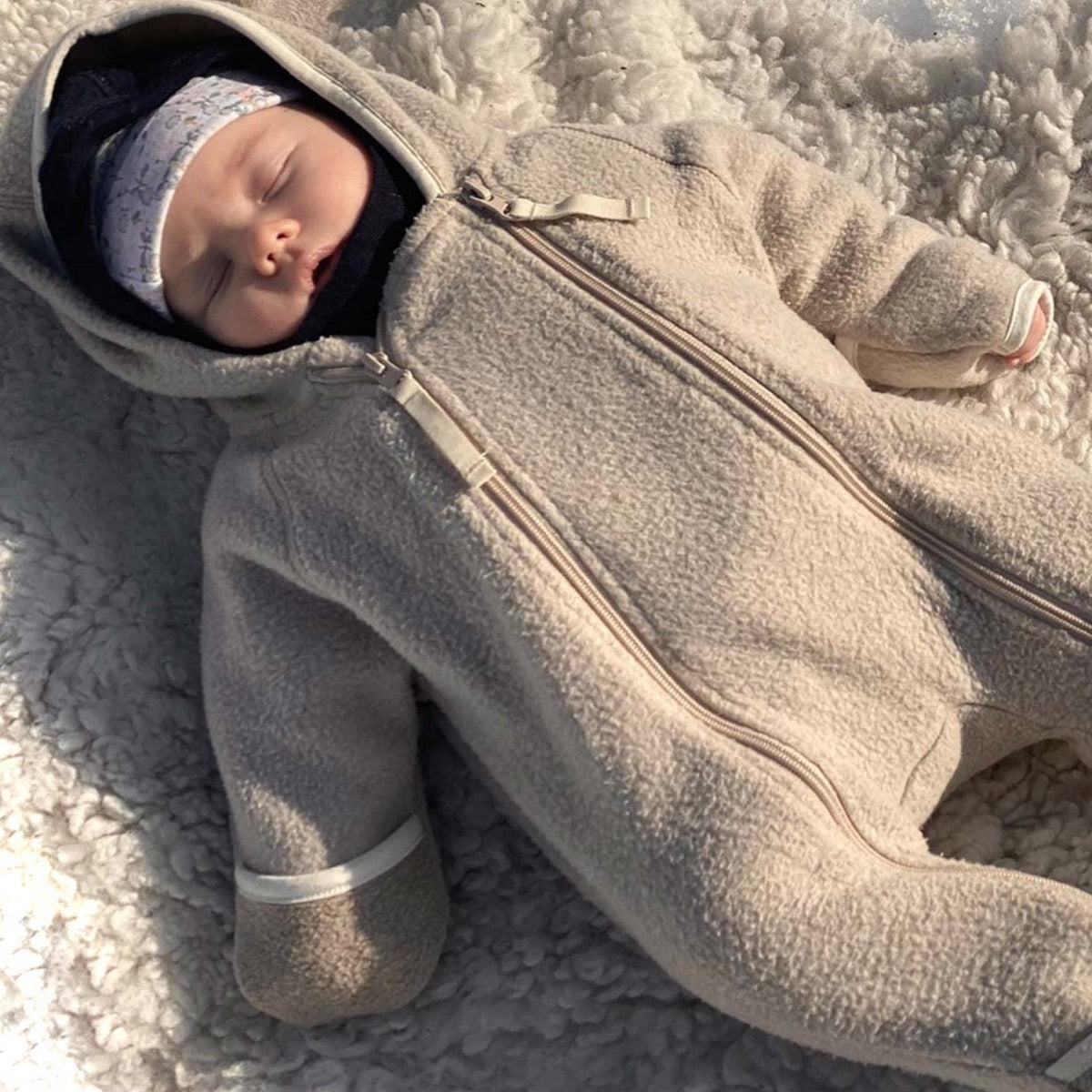Baby i sandfärgad ullfleeceoverall 