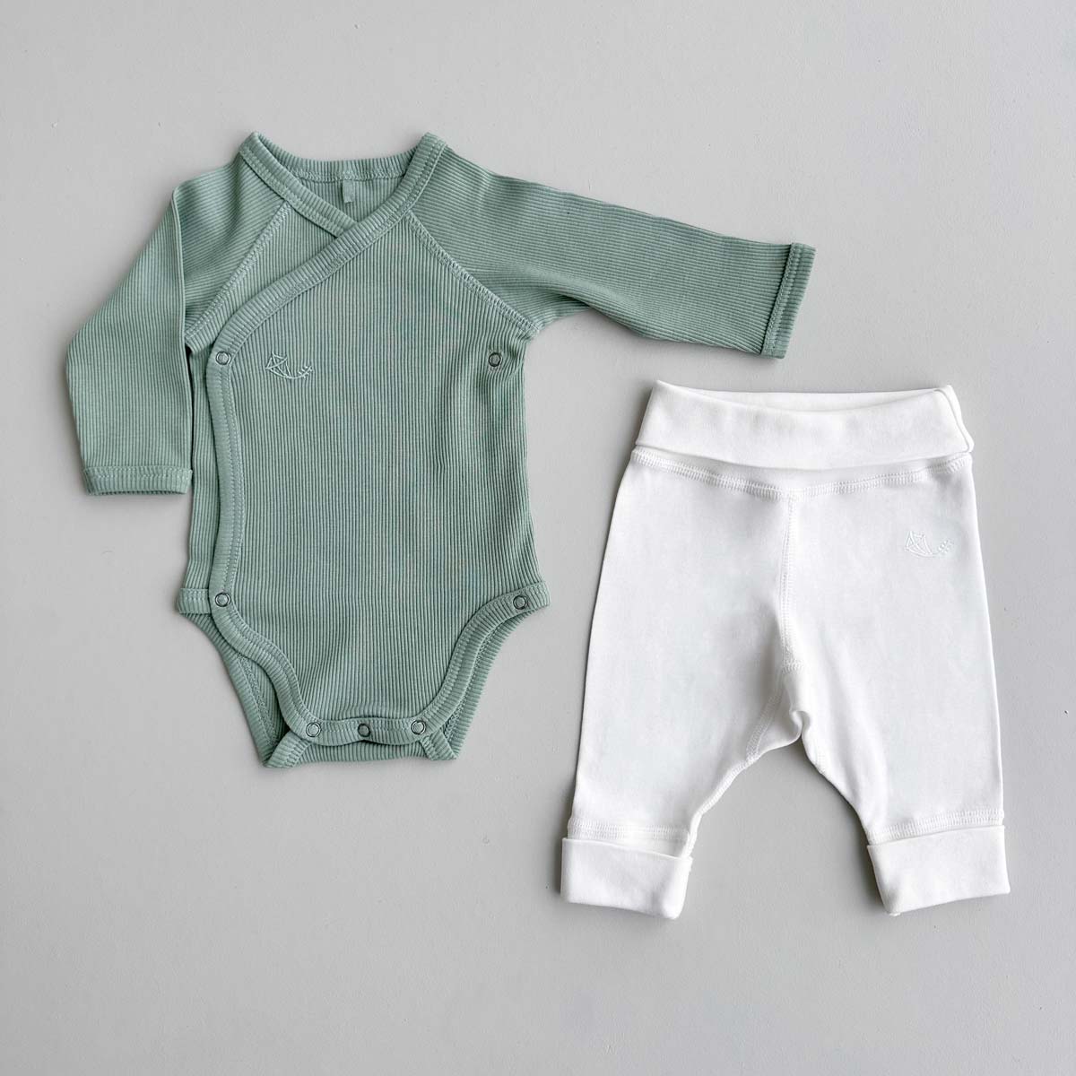 Wrap body Misty Green + Baby pants 0-6M