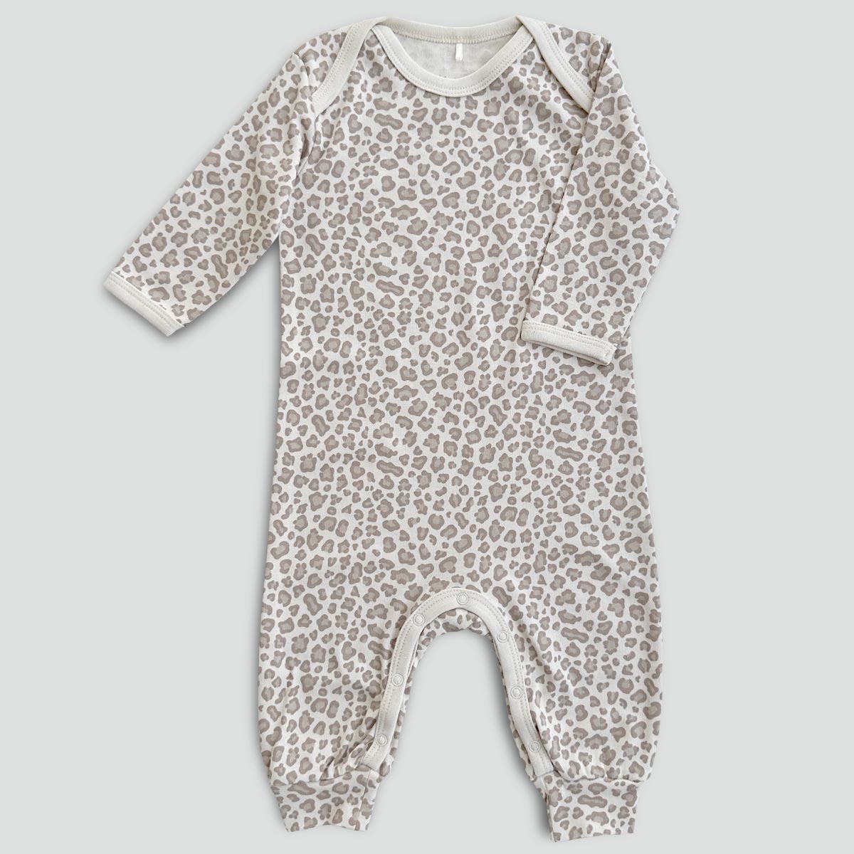 Leoprintad onesie för baby med kuverthals i 100% ekologisk bomull